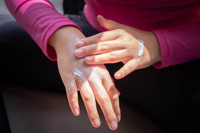 SPP Hands rubbing with lotion
